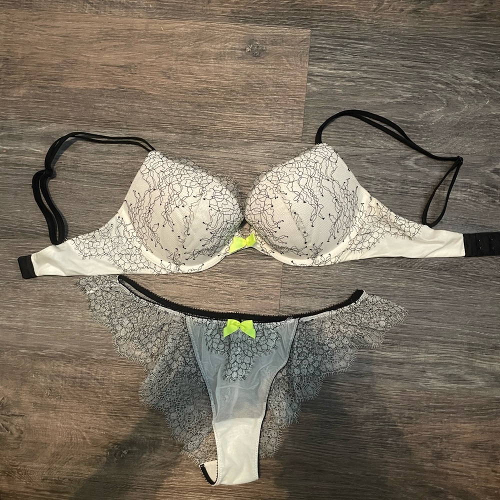 Victoria's Secret Very Sexy Push Up Lace Bra and Cheekini Set - Rare - 32D M